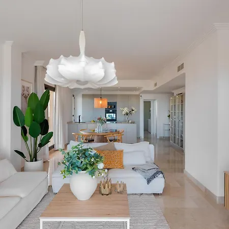 Elegant 3-bedroom With Incredible Sea Views
