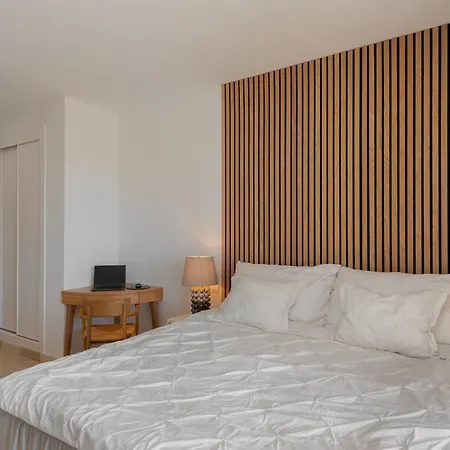 Elegant 3-bedroom With Incredible Sea Views アパート エステポナ