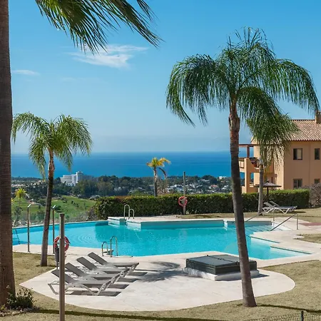 Elegant 3-bedroom With Incredible Sea Views アパート エステポナ