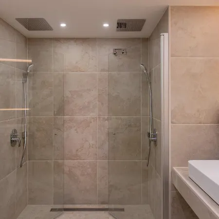 Elegant 3-bedroom With Incredible Sea Views *